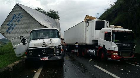 Caminh Es Batem E Tr Nsito Congestiona Na Via Dutra Em Barra Mansa Rj