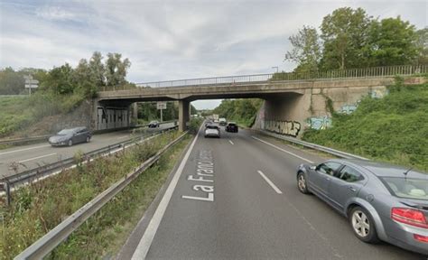 Une Voiture Percute La Pile Dun Pont Enfants De Mois Ans Et