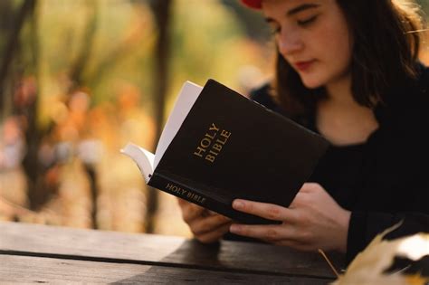 Une Adolescente Chrétienne Tient La Bible Dans Ses Mains En Lisant Le