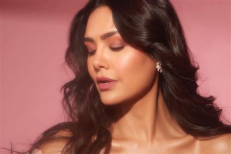 Esha Gupta Sets Internet Ablaze In Gorgeous Pink Gown With A Belly Cut