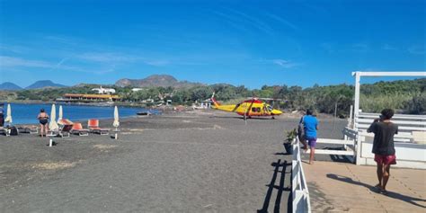 Vulcano Accusa Un Malore Mentre Fa Il Bagno E Rischia Di Annegare