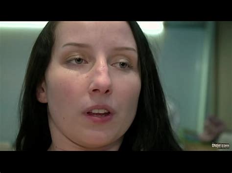 Mi hermosa joven esposa chupandome la polla y tragándose mi carga XVIDEOS