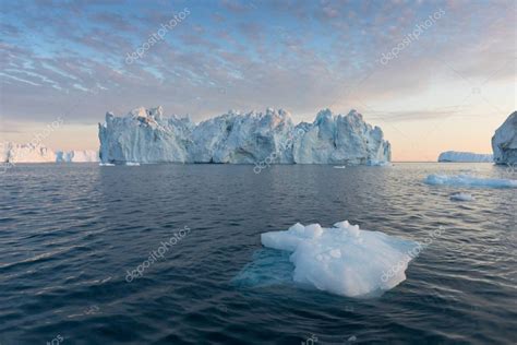 Enormes Icebergs De Diferentes Formas En La Bah A De Disko Al Oeste De