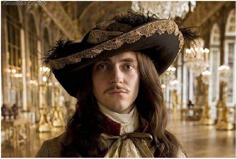 George Blagden As King Louis Xiv Versailles La Série 2015 Saison 1