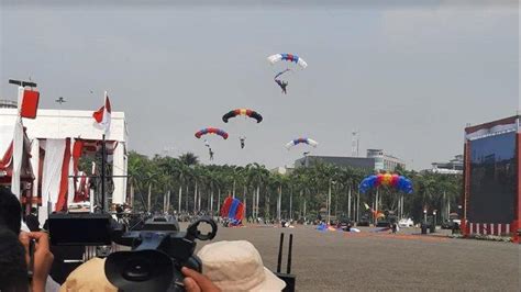 Atraksi Terjun Payung Anggota Tni Polri Sukses Meriahkan Hut Tni Ke