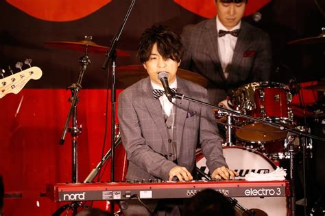 藤原聡（vo Piano）（撮影：山川哲也） Official髭男dism、渋谷に人だかりを作ったイベントでメジャーデビュー発表 [画像ギャラリー 2 9] 音楽ナタリー