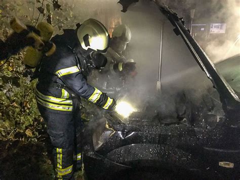 Burg Schaumburg Feuerwehr L Scht Brennendes Auto