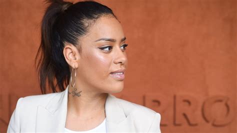 Amel Bent Endeuill E Par La Mort D Un Proche Elle Exprime Son Chagrin