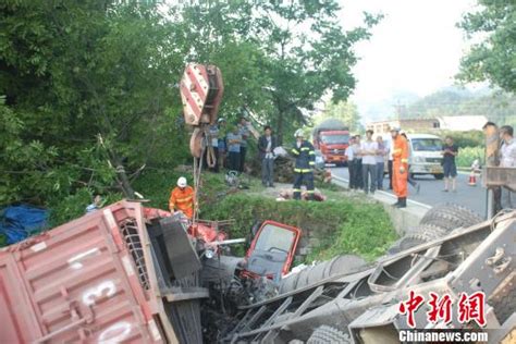 四川叙永一大货车深夜撞大树坠河 2人被困 图 搜狐新闻