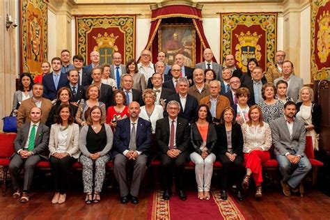 La Universidad Entrega Sus Insignias De Oro Y Plata A Profesores Y