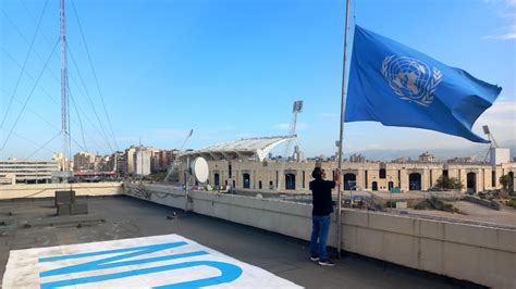 A Media Asta Banderas De La Onu Por Trabajadores Muertos En Gaza N