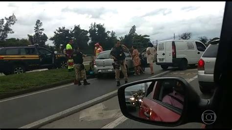 Bandidos fazem arrastão na Dutra Bom Dia Rio G1