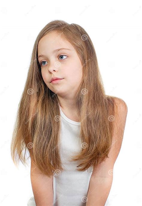 Jeune Fille Mignonne Avec Les Yeux Bleus Gris Et Les Longs Cheveux