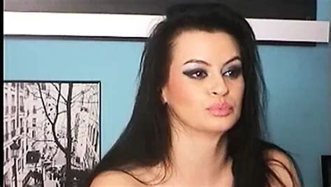 Sexy MILF mit saftigen Brüsten streichelt sich vor der Kamera xHamster