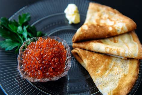 Crepes Rusas Finas Tradicionales Con El Caviar La Mantequilla Y Verdes