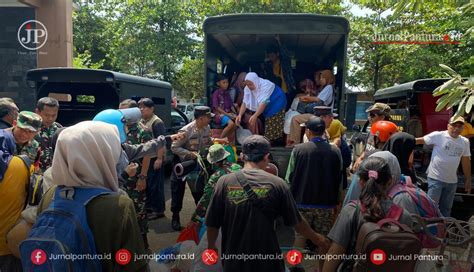 Banjir Di Kudus Mulai Surut Pengungsi Semangat Kembali Pulang Ke Rumah