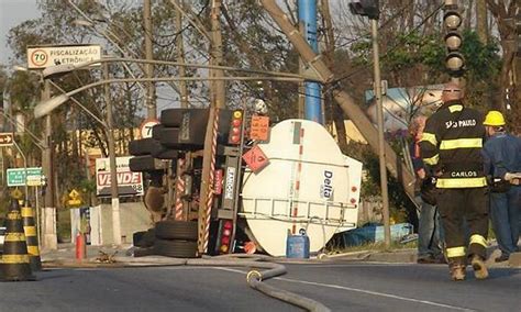 Caminhão tanque tomba e derruba produto tóxico no Rio Tamanduateí no