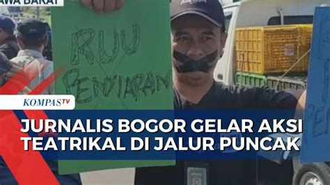 Jurnalis Bogor Raya Gelar Aksi Teatrikal Di Jalur Puncak Tolak Revisi