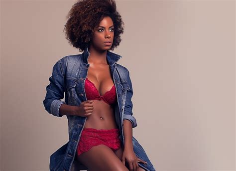 Gr Vida Ivi Pizzott Posa De Lingerie E Fala De Afastamento Do Doming O