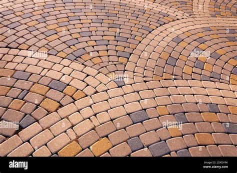 Pavimento arqueado de adoquines pavimentación en adoquines en una