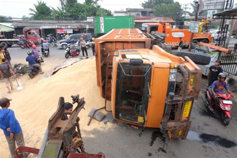 Diduga Rem Blong Truk Muatan Pakan Ternak Di Kota Serang Terguling