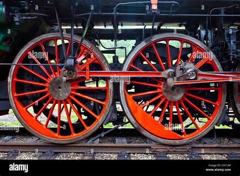 Ruedas De Color Rojo De Una Vieja Locomotora A Vapor De Pie En La Rampa