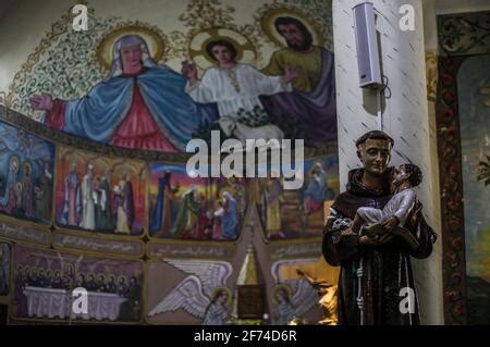 Una Vista De Retablos En Una Iglesia De Deir Latin Durante La Misa De