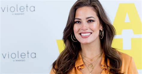 Ashley Graham pose nue et décomplexée pour sensibiliser à lallaitement