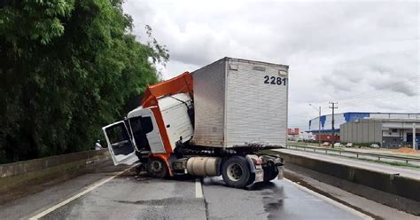 Acidente carreta deixa trecho da BR 101 congestionado em Itajaí