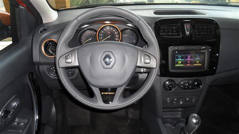 Ao volante do Renault Sandero Stepway câmbio Easy R