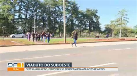 Vídeo Pedestres se arriscam para atravessar a EPIG DF1 G1