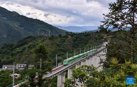 Ein Abschnitt der Dali Ruili Eisenbahn im Südwesten Chinas in Betrieb