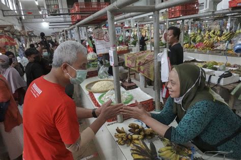 Foto Ganjar Pranowo Pantau Harga Sembako Di Pasar Manis Purwokerto