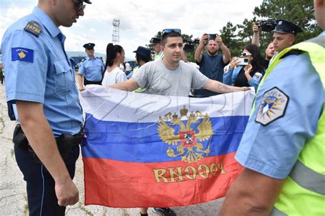 Policia Ia Gjen Serbit Flamurin Rus N Gazimestan Foto Lajmet E