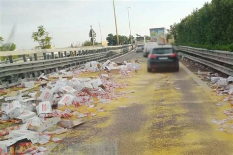 Puglia Camion Perde Carico Di Pasta Sulla Statale A Bari