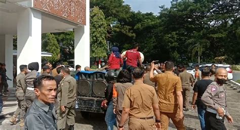 Aksi Demonstrasi Aliansi Suporter Psm Makassar Berakhir Anarkistis Di