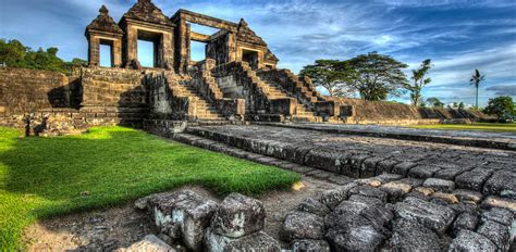 Limakaki Melihat Keindahan Sunset Dari Candi Prambanan