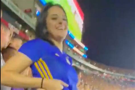 Tifosa Senza Reggiseno Si Alza La Maglietta Al Gol Esultanza Bollente