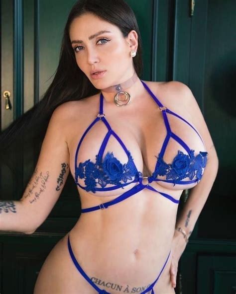 Celia Lora Vuelve A Posar En Un Sexy Mini Bikini Morado Laura G Hot