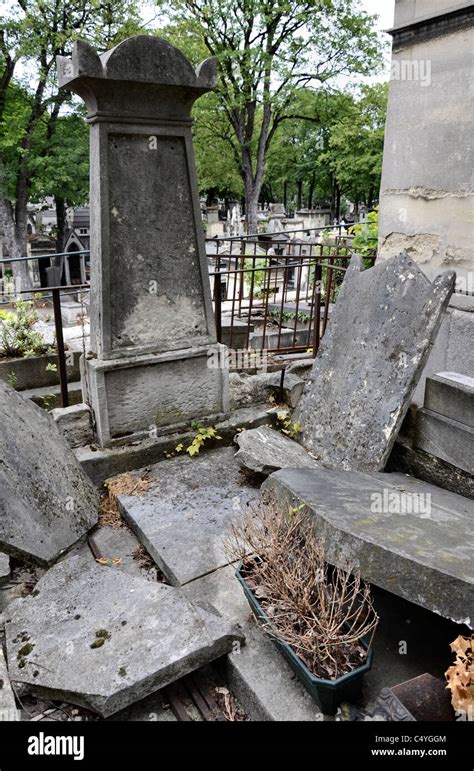 Una Vez Asolado Tumba En El Cementerio De Montmartre Par S Francia