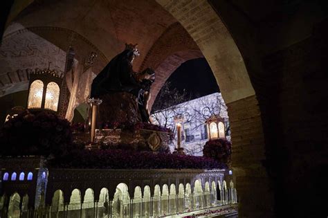 Las mejores fotos de la noche del Sábado Santo en Granada