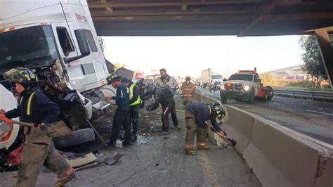 Tráiler vuelca en el Circuito Mexiquense por exceso de peso