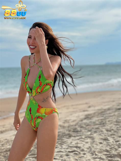 Biểu tượng sex Minh Triệu khoe bím khít nhiều dâm thuỷ trong phim nóng