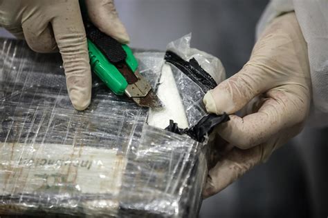 Pj Detém No Aeroporto De Lisboa Cinco Pessoas Com 92 250 Doses De Droga