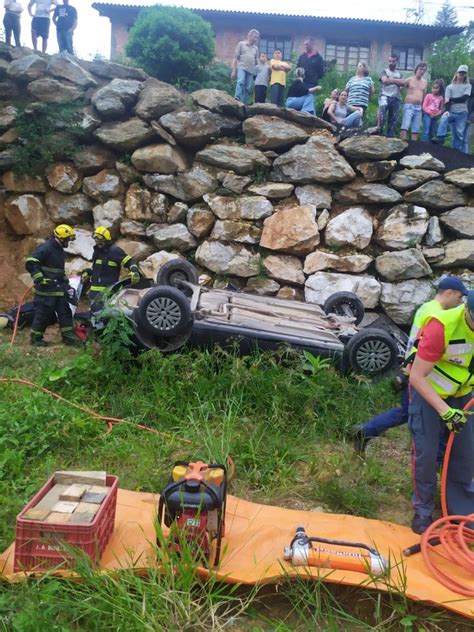 Brusque Jovem Perde Controle Da Dire O E Carro Cai Em Ribanceira