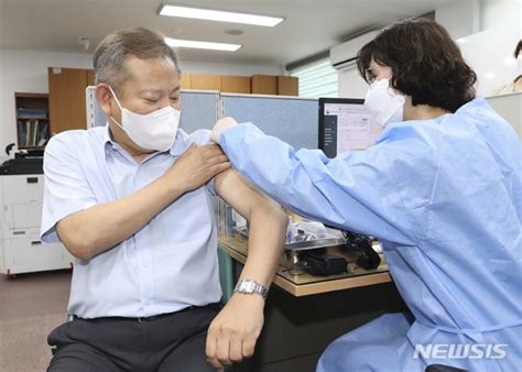 코로나19 백신 4차 접종 맞는 이상민 행정안전부 장관 네이트 뉴스