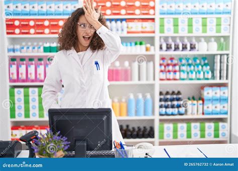 Mujer Hispana Con Pelo Rizado Trabajando En Farmacia Farmacia