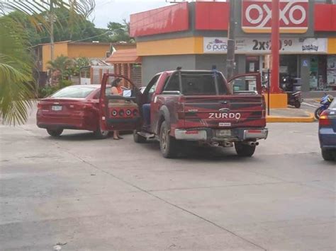 Autom Vil Se Impacta Contra Camioneta En Calles De Tierra Blanca