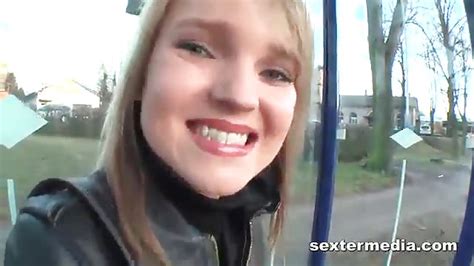 Puszczalka Polka zabawia się przed kamerką Porn