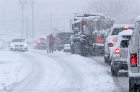 美国暴雪致交通瘫痪：议员路上被堵近27小时 期间只吃了个橘子凤凰网资讯凤凰网